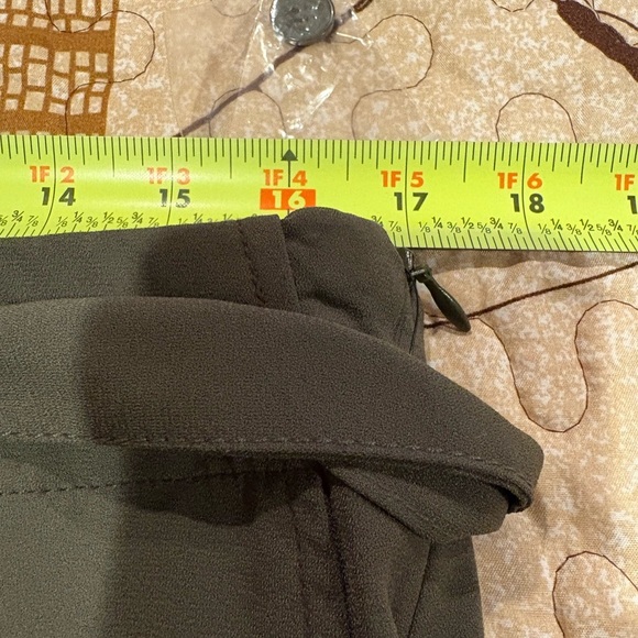 Liz Claiborne Olive Green Belted
Women’s Shorts Size 10 NWOT - Picture 10 of 12